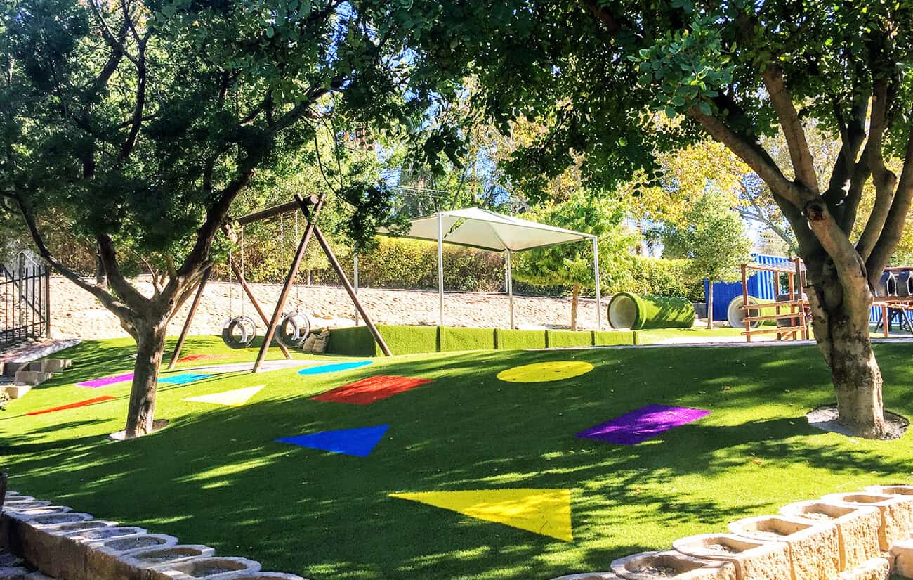 Advantages Choosing Artificial Grass Gyms Schools Playgrounds