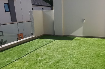 artificial grass glass balcony 2